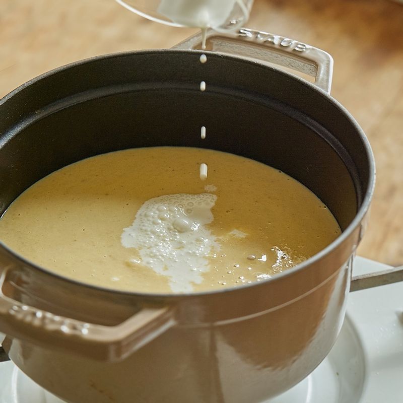 냄비에 갈은 옥수수와 생크림을 넣은 후 약불에서 3분 정도 저어가며 끓이다가 소금, 후춧가루를 넣고 간을 조절해 주세요.
(tip. 생크림이 없으면 우유를 가감해서 넣어 농도를 맞춰주세요)