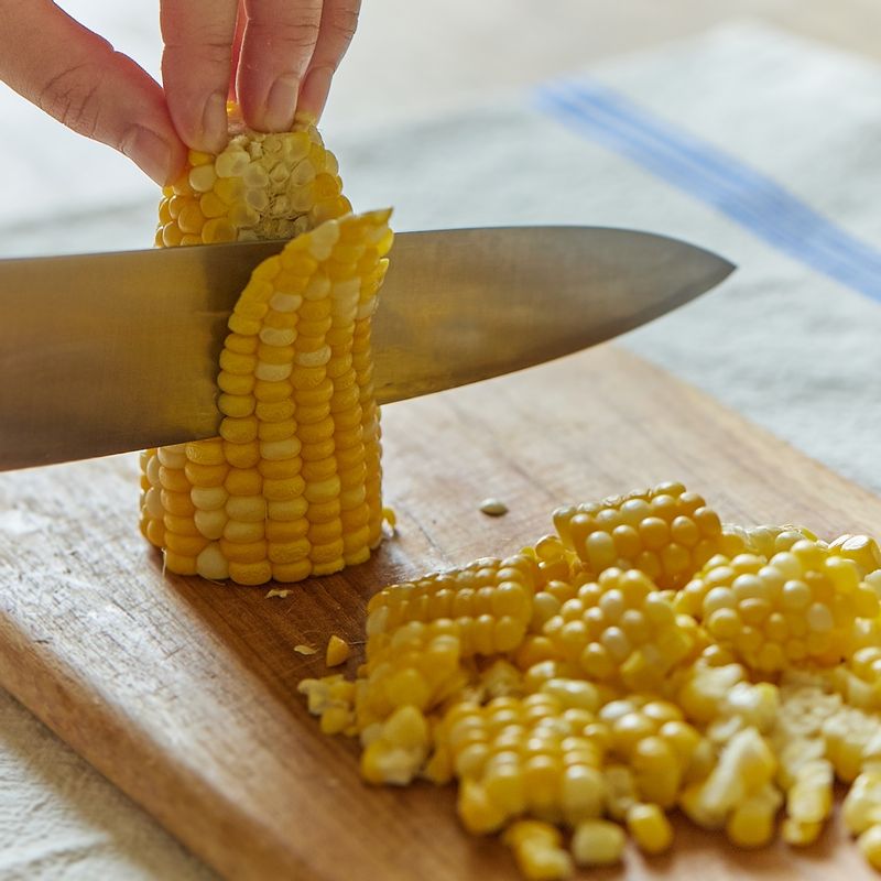 삶은 초당옥수수를 반으로 썬 후 칼로 잘라 옥수수 알갱이를 분리해 주세요. 껍질을 제거한 감자, 양파는 얇게 채를 썰어주세요.
(tip. 토핑용으로 약간의 삶은옥수수를 따로 덜어내주세요)