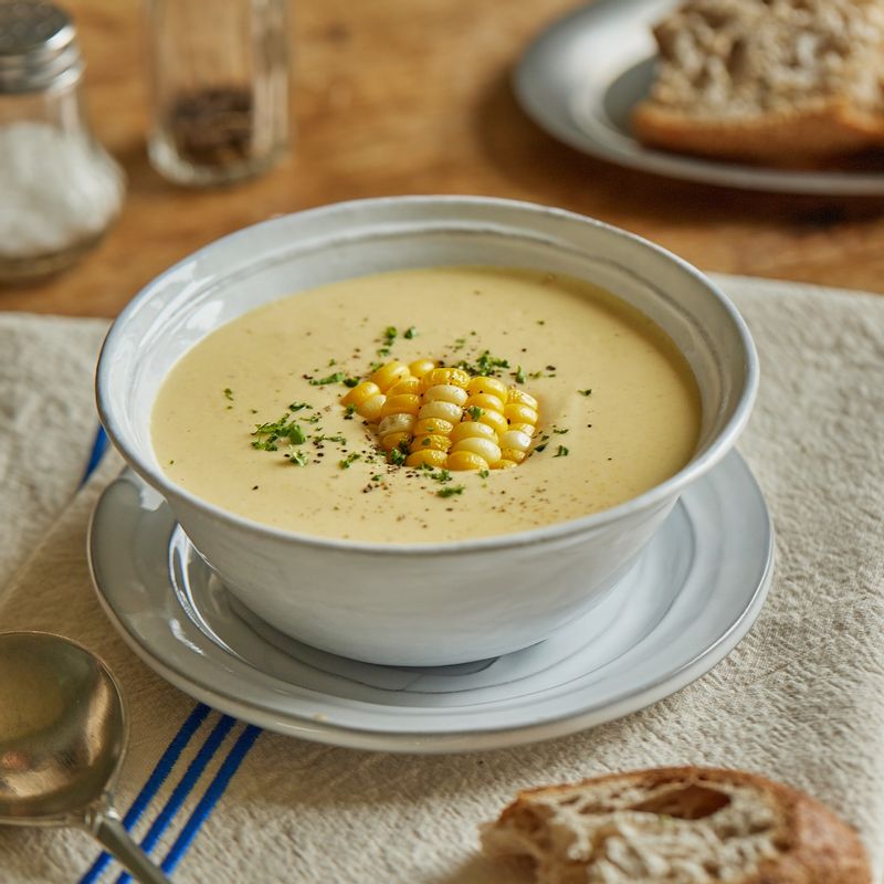 콘스프에 약간의 삶은 옥수수와 파슬리가루를 올린 후 맛있게 즐겨주세요.
(tip. 따뜻한 빵과 함께 즐기면 더욱 맛있답니다)