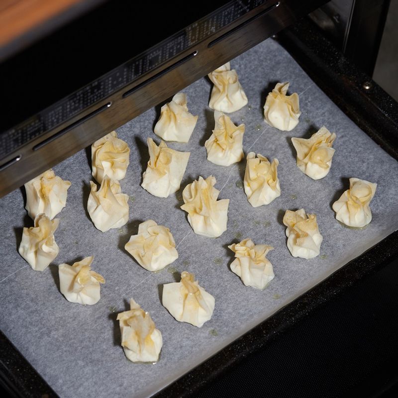 법랑 접시에 종이 호일을 깔고 식용유를 약간 바른후 만들어둔 춘권피를 놓고 한번 더 식용유를 뿌려주세요. 법랑 접시를 3단에 넣은 후 광파오븐 자동 요리 <에어프라이>에서 <고구마맛탕> 0.2kg 를 선택하여 조리해 주세요. 조리가 시작되면 4분 줄여 주세요.