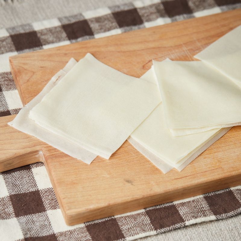 춘권피를 4등분으로 잘라주세요.