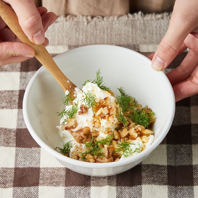 볼에 속 재료를 모두 넣고 섞어주세요.