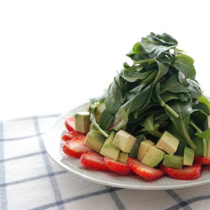 그릇에 딸기와 아보카도를 올리고 그 위에 어린잎채소를 소복하게 쌓아주세요.
볼에 드레싱 재료를 넣고 고루 섞은 후 샐러드와 함께 내주세요.