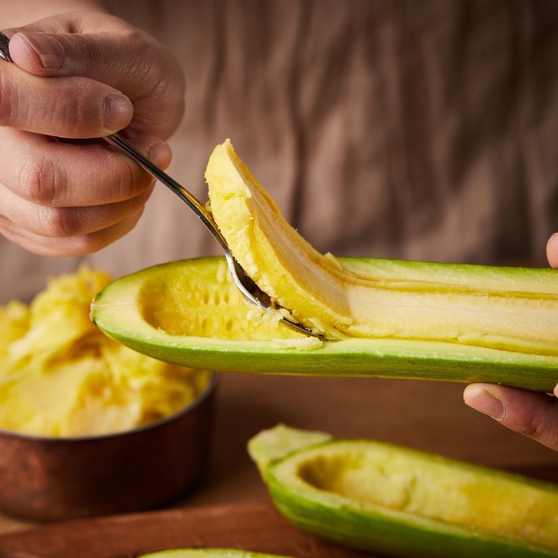 애호박은 반으로 자른 후 속을 파내고 양파는 다져주세요. 마늘은 편으로 썰어주세요.