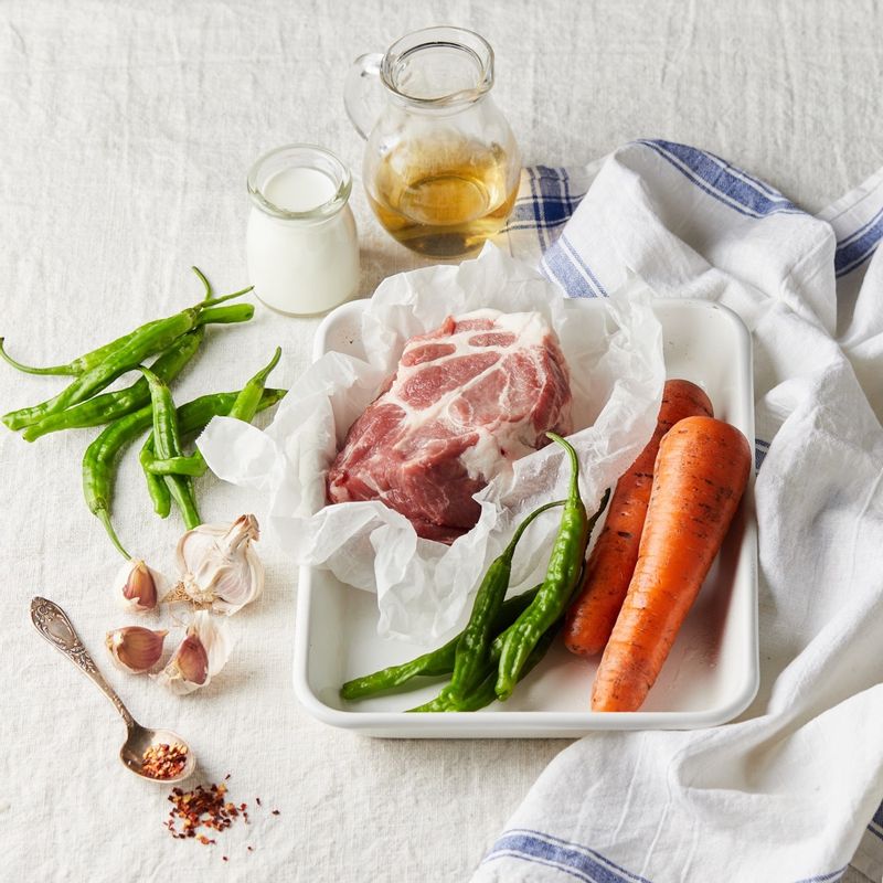 흑돼지 스테이크을 위한 재료 이미지로 흑돼지 목살,화이트 와인,허브가루,소금,후춧가루 등으로 구성 되어있습니다.