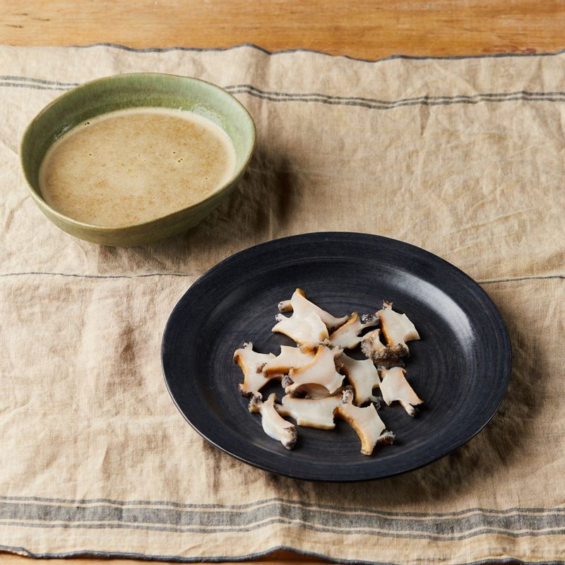 전복 살의 중간 부분은 얇게 슬라이스 하고 남은 내장과 물 ½ 컵을 넣고 믹서에 곱게 갈아주세요.
(tip. 물 대신 닭육수를 사용하면 감칠맛이 더욱 살아나요)