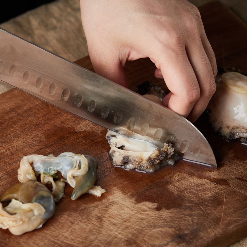 전복은 솔로 문질러 깨끗이 세척한 후 숟가락으로 껍질과 살을 분리하고 내장을 떼어내 주세요.
(tip. 전복을 끓는물에 껍질부분만 20초 정도 데치면 더욱 쉽게 분리할 수 있어요)