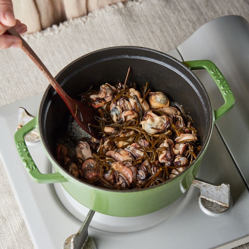 냄비에 약간의 참기름을 두르고 홍합살과 톳을 살짝 볶다가 쌀을 넣어 1분 정도 볶고 다시마물 1컵과 밥물 밑간 양념을 해주세요.