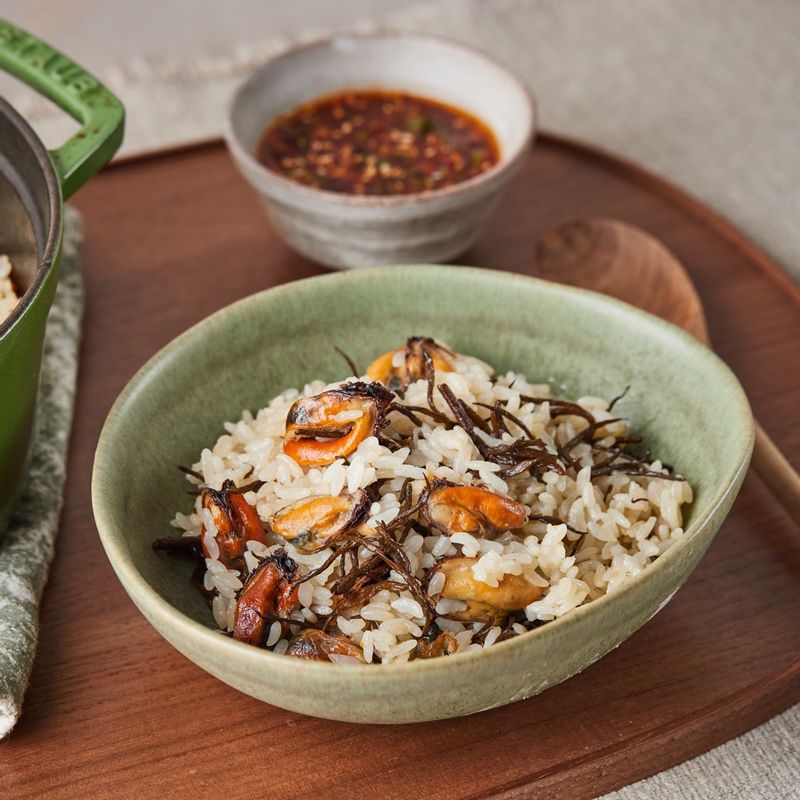 홍합밥에 양념간장을 곁들여 맛있게 즐겨주세요.
(tip. 바삭하게 구운 김을 곁들이면 잘 어울려요)