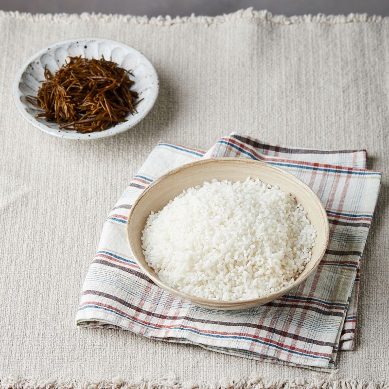 톳은 물에 씻어 줄기를 제거하고 쌀은 30분간 불린 후 체에 받쳐 물기를 빼주세요.