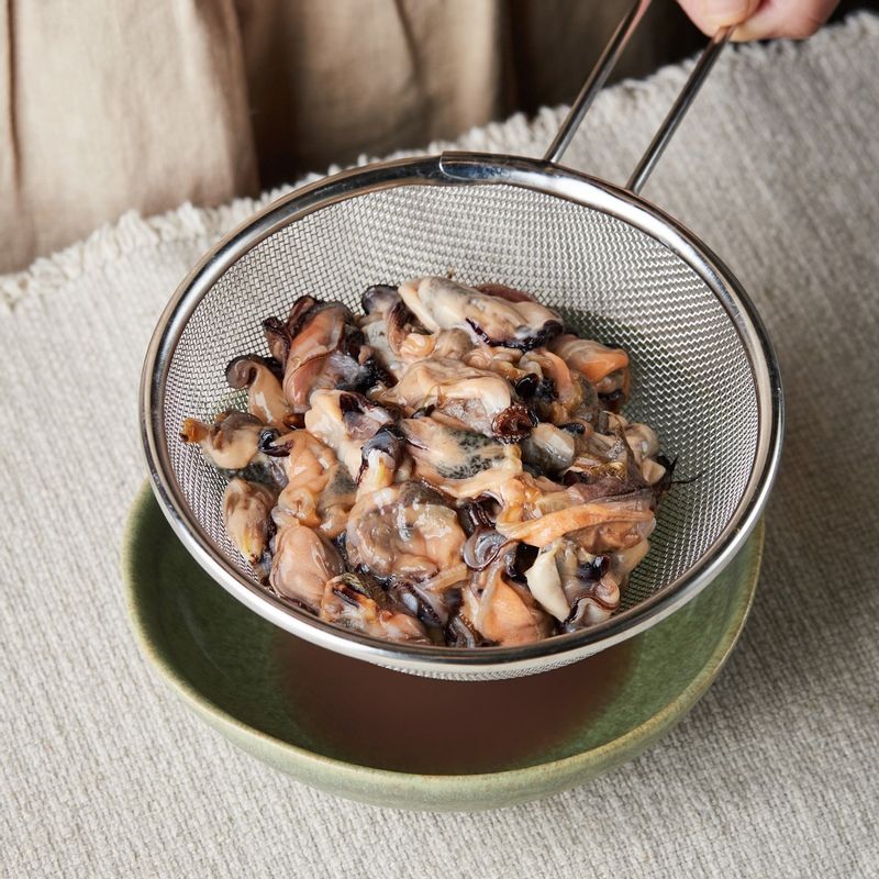 홍합살은 약간의 소금을 넣은 물에 흔들어 씻은 후 물기를 빼주세요.