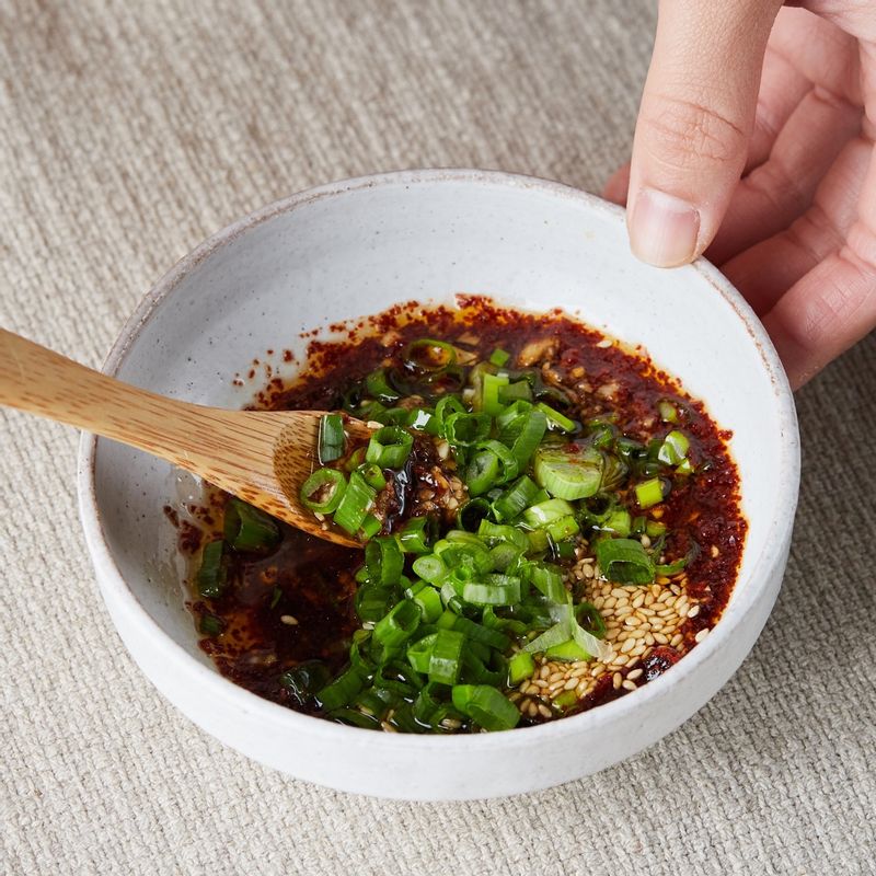 쪽파는 송송썰어 양념 간장 재료와 섞어주세요.