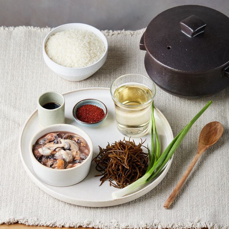 홍합밥을 위한 재료 이미지로 쌀,홍합살,톳 등으로 구성 되어있습니다.