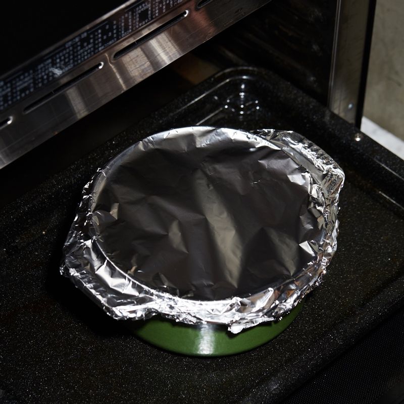 냄비를 포일로 감싼 후 법랑 접시에 올려 1단에 넣고 광파오븐 수동요리 <오븐>에서 230도로 40분간 조리해 주세요.