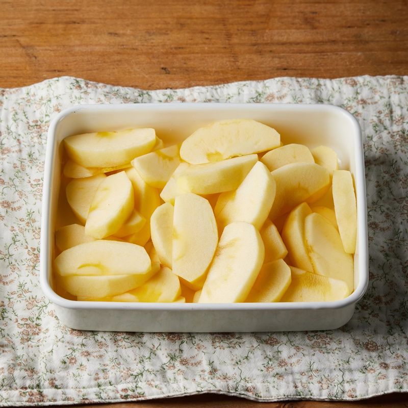 사과는 껍질을 벗긴 후 씨를 제거하고 웨지모양으로 썰어주세요.