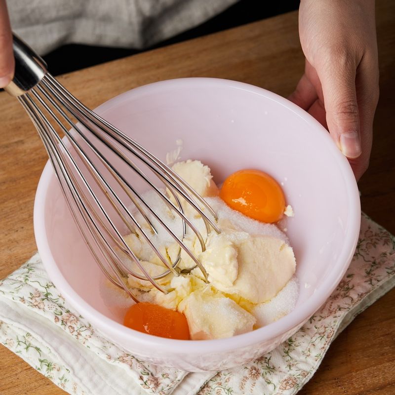 볼에 클로티드 크림과 달걀 노른자, 설탕을 넣고 거품기로 섞어주세요.