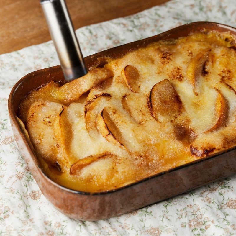 그라탕 위에 설탕을 얇게 흩뿌린 후 토치로 그을려 맛있게 즐겨주세요.