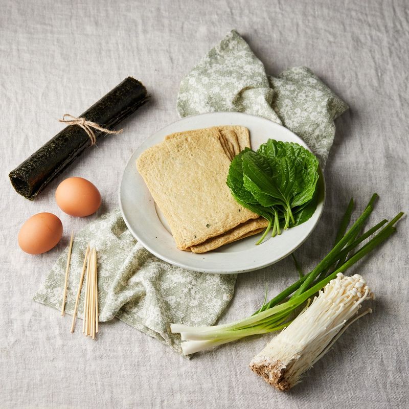 어묵꼬치전을 위한 재료 이미지로 어묵,김,쪽파,팽이버섯,깻잎 등으로 구성 되어있습니다.