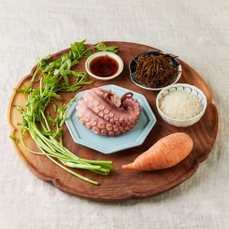 톳문어솥밥을 위한 재료 이미지로 쌀,자숙 문어,톳,다시마 우린 물,쯔유 등으로 구성 되어있습니다.