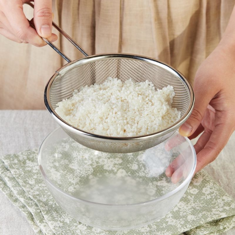 쌀을 씻어 30분 정도 불린 후 체에 받쳐 물기를 빼주세요.