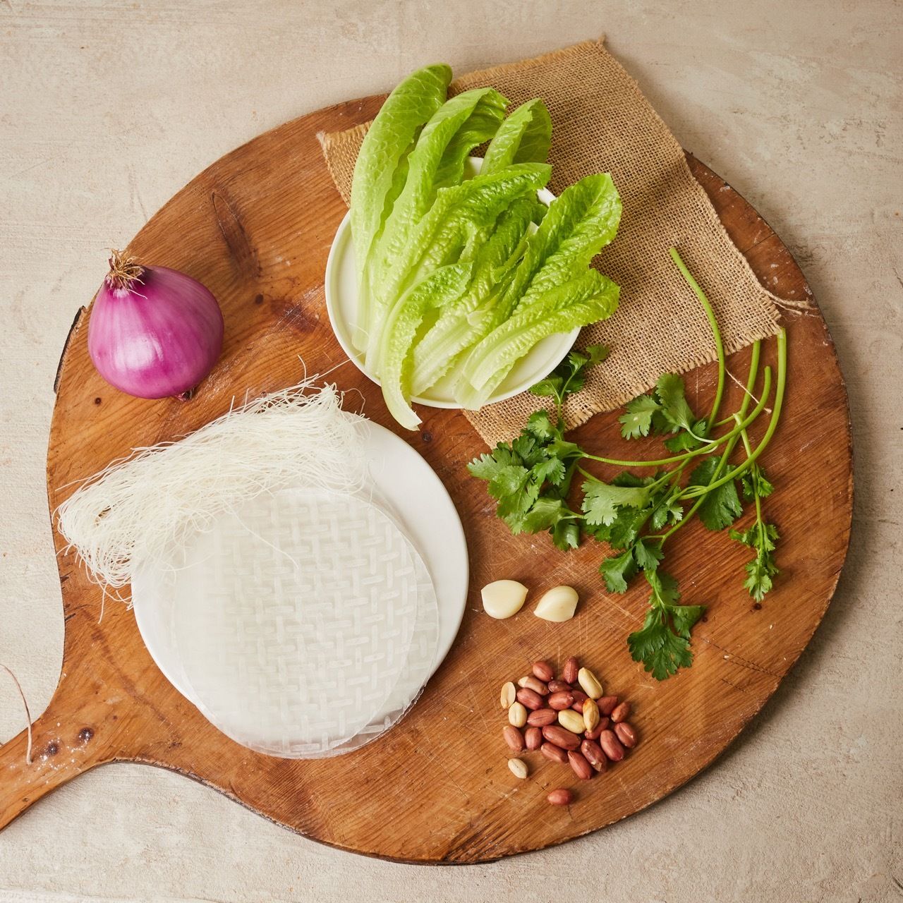 로메인 썸머롤을 위한 재료 이미지로 로메인,라이스페이퍼,버미셀리,적양파,볶은 땅콩 등으로 구성 되어있습니다.