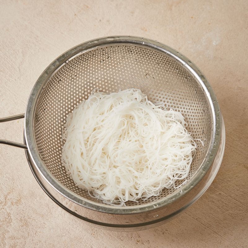 버미셀리는 찬물에 20분간 담갔다가 끓는 물에 20초 정도 데쳐 준비해주세요.