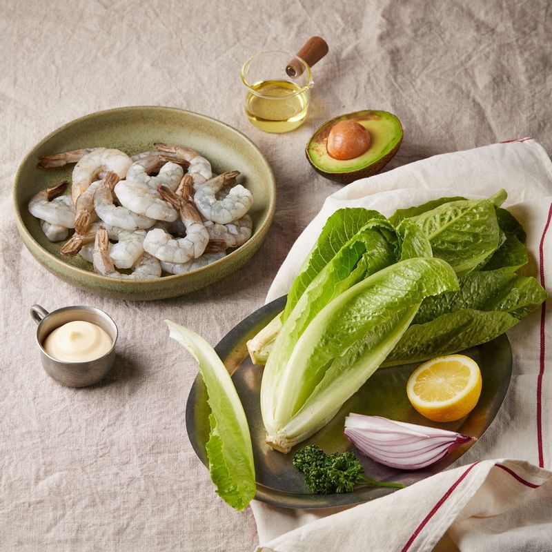 로메인 쉬림프 샐러드을 위한 재료 이미지로 로메인,칵테일 새우,아보카도,적양파,올리브오일 등으로 구성 되어있습니다.