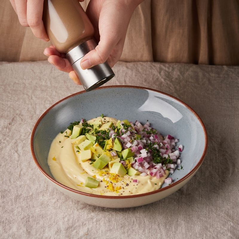 볼에 드레싱 재료를 넣어 섞은 후 익힌 새우와 썰어 둔 야채들을 넣어 섞어주세요.