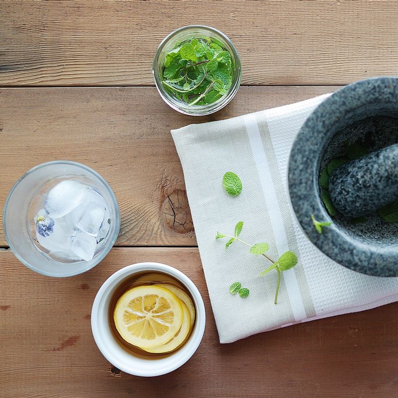 무알코올레몬모히토을 위한 재료 이미지로 애플민트,레몬청,탄산수,얼음 등으로 구성 되어있습니다.