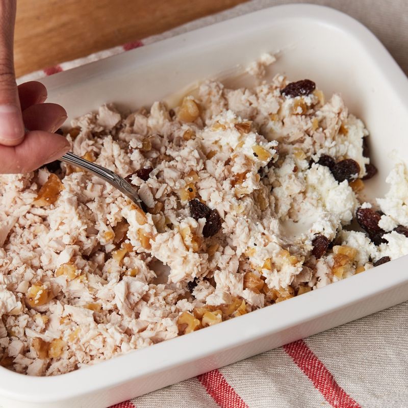 삶은 닭가슴살은 한김 식힌 후 잘게 다져주세요. 다진 닭가슴살과 다진 호두, 크랜베리, 그릭 요거트, 마요네즈, 연유, 레몬즙, 소금, 후춧가루를 넣고 잘 버무려주세요.
(tip. 닭가슴살은 최대한 곱게 잘라주어야 부드러운 식감이 살아나요)
(tip. 무가당 플레인 그릭요거트를 사용해주세요)