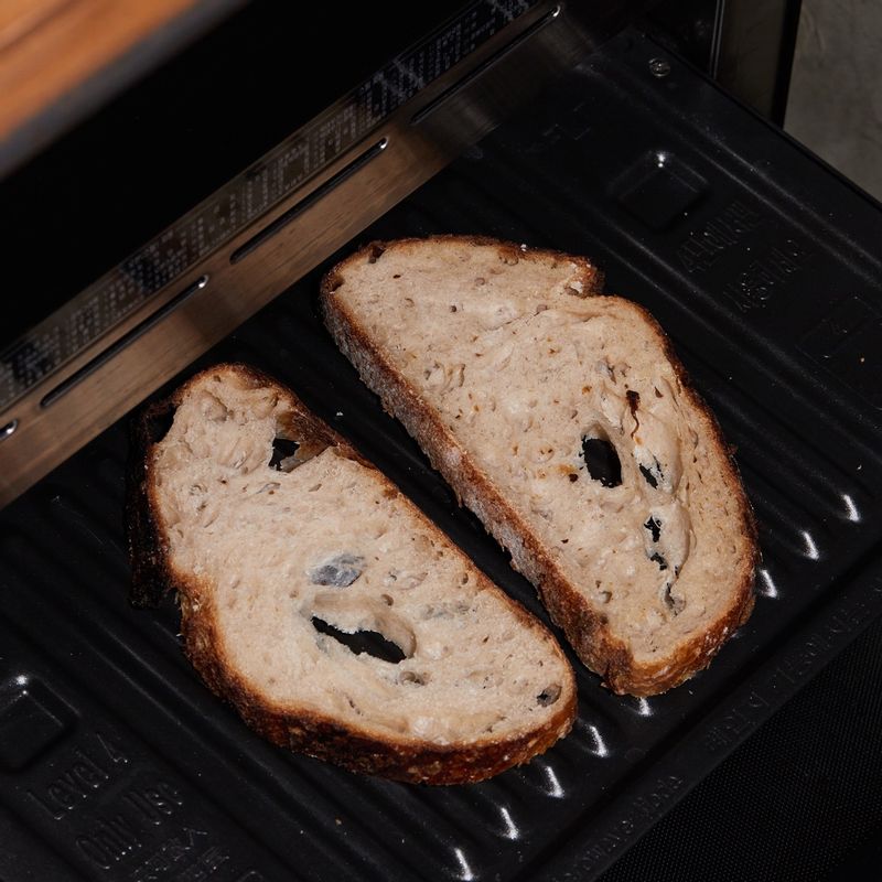 구이 전용 팬에 빵을 올리고 4단에 넣고 광파오븐 수동 요리 <구이>에서 7분간 구워주세요.