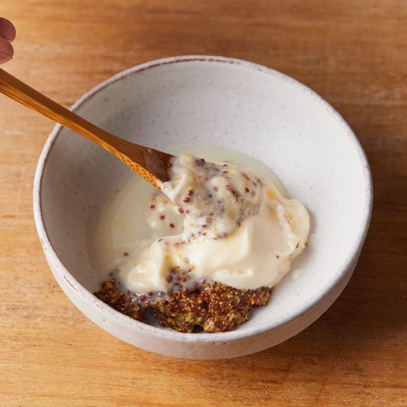 볼에 소스 재료를 넣어 섞어주세요.