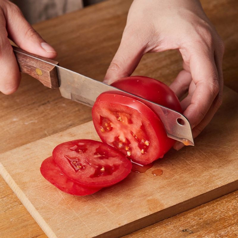 토마토는 얇게 썰고 물기를 제거한 후 소금과 후춧가루를 뿌려주세요.
(tip. 소금은 토마토의 수분을 제거하고 간을 맞춰주는 역할을 해요)