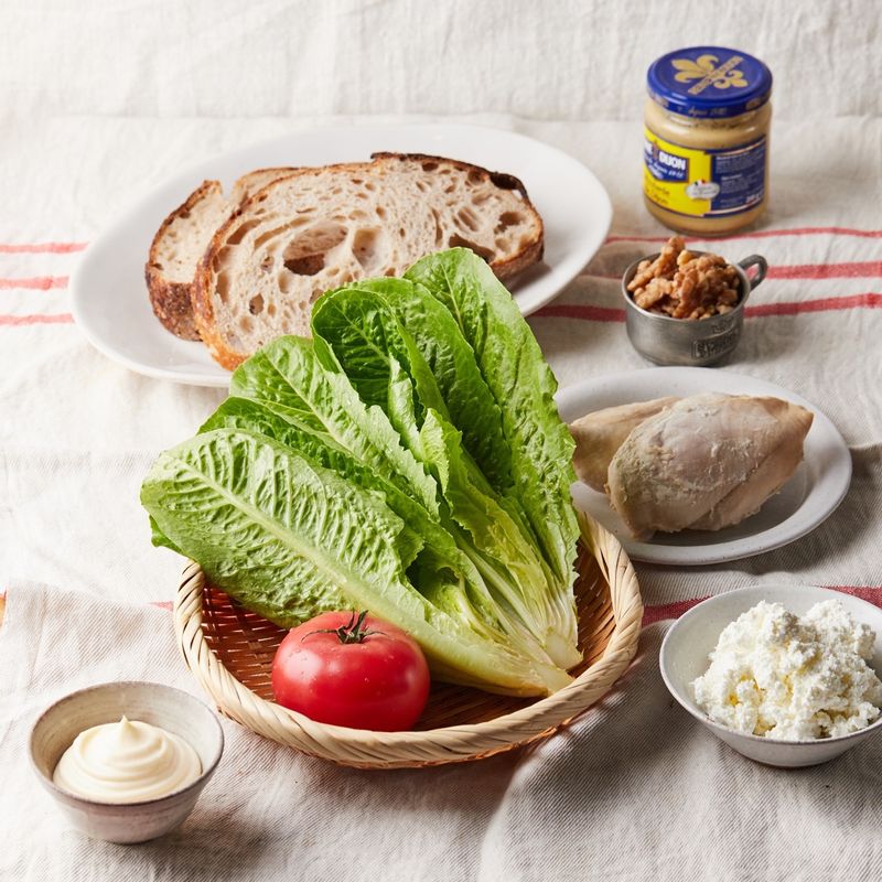 로메인 치킨 샌드위치을 위한 재료 이미지로 사워도우,토마토,로메인 등으로 구성 되어있습니다.