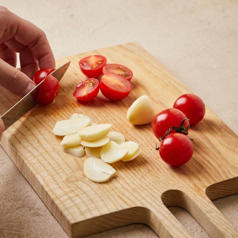 마늘은 편으로 썰고 토마토는 잘게 썰어주세요.