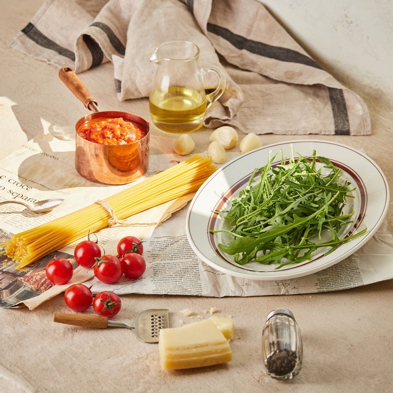 루꼴라 파스타을 위한 재료 이미지로 루꼴라,스파게티 면,토마토 소스,마늘,방울토마토 등으로 구성 되어있습니다.