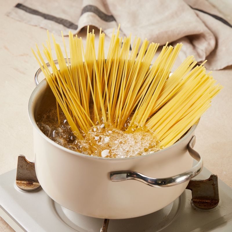 끓는 물에 스파게티면을 넣고 10분 정도 끓인 후 건져내고 면수는 따로 담아주세요.