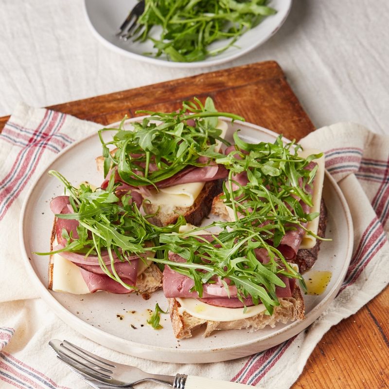 접시에 담고 후춧가루와 올리브오일을 뿌려 맛있게 즐겨주세요.