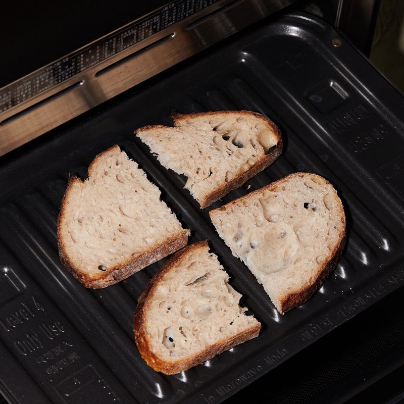 빵을 적당한 크기로 잘라 구이 전용 팬에 올리고 광파오븐 수동 요리 <구이>에서 7분간 구워주세요.