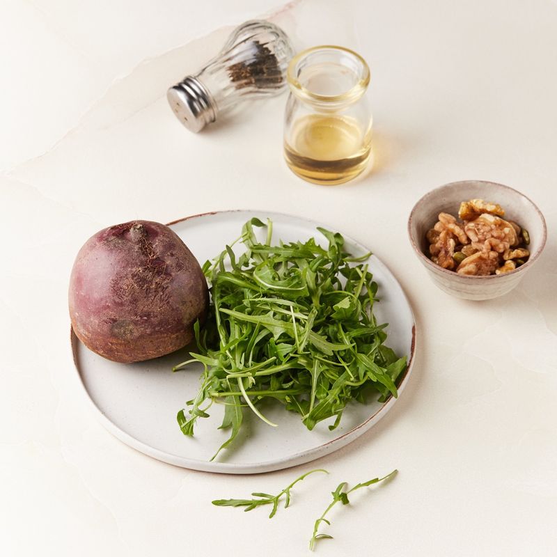 루꼴라 비트 카르파초을 위한 재료 이미지로 루꼴라,비트,견과류 등으로 구성 되어있습니다.