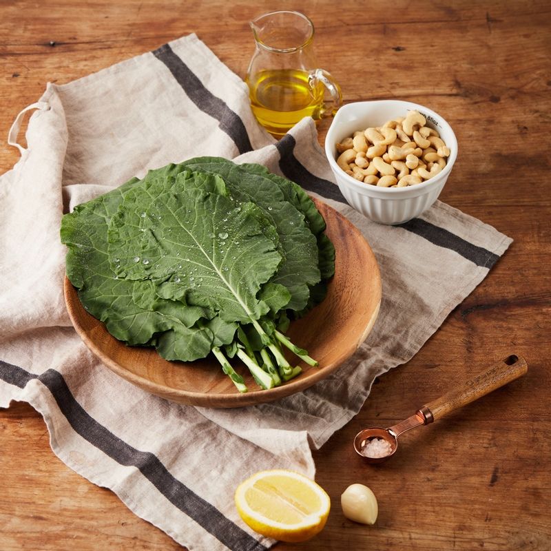 케일 딥을 위한 재료 이미지로 케일,볶은 캐슈넛,레몬즙,마늘,소금 등으로 구성 되어있습니다.