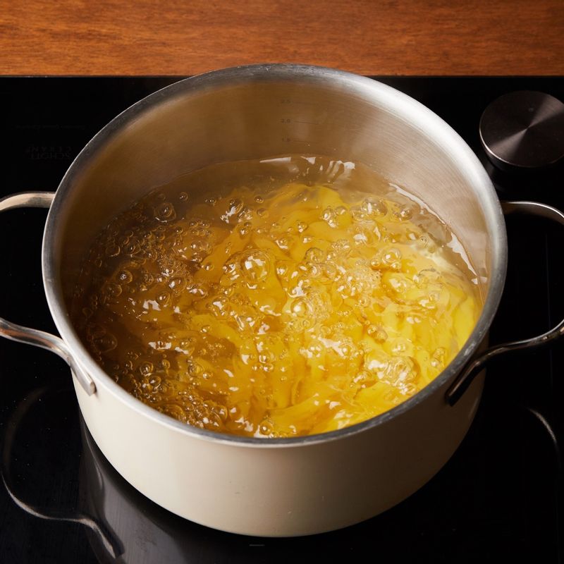 케일 끓인 물에 파스타를 10분 정도 삶아주세요. 삶아진 파스타는 채반에서 물기를 빼주세요.