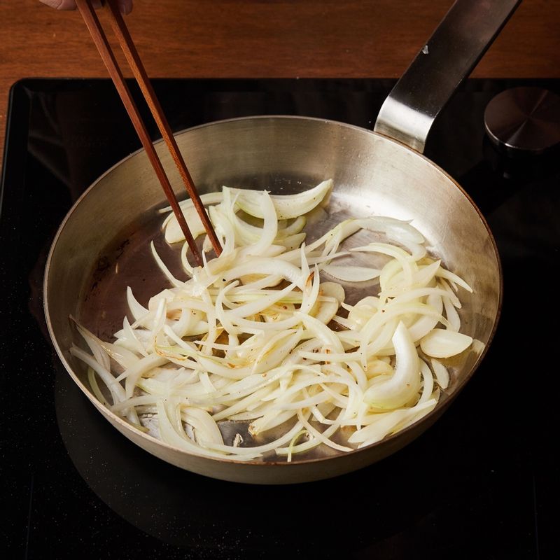 달군 팬에 올리브오일을 두르고 마늘과 양파를 넣고 볶다가 생크림과 갈아둔 케일, 치킨스톡을 넣고 중불에서 저어가며 2~3분간 걸죽한 소스 형태가 될때까지 끓여주세요.
(tip. 생크림을 팔팔 끓이면 유지방이 분리되는 현상이 생길 수 있으니 중약불에서 뭉근히 끓여주세요)