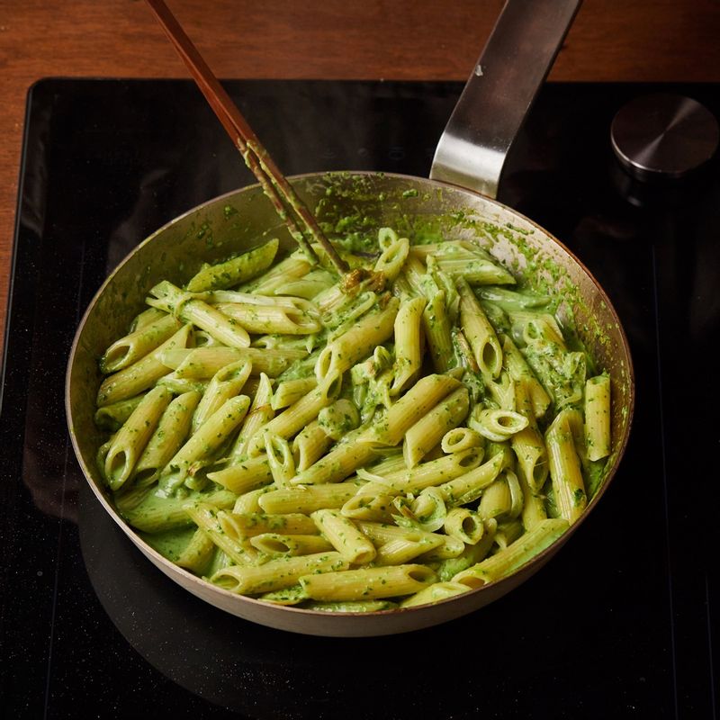 삶은 파스타면을 넣고 골고루 섞은 후 접시에 담고 파르메산치즈(또는 그라나 파다노 치즈)를 뿌리고 후춧가루를 뿌려 맛있게 즐겨주세요.
(tip. 새우 또는 베이컨을 구워서 곁들여도 잘 어울려요)