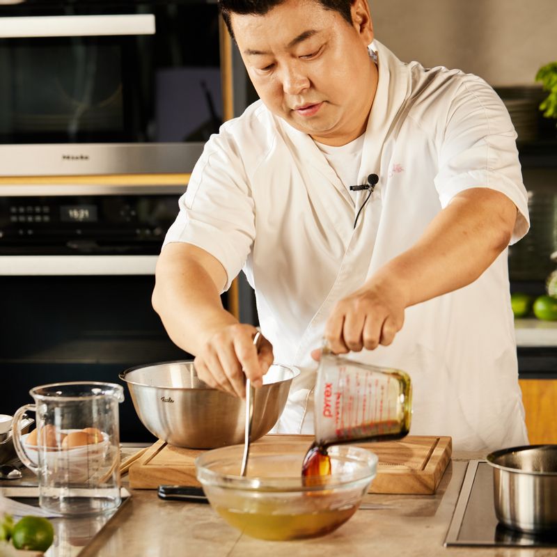 냄비에 육수 700ml와 카에시 소스 100ml를 넣고 끓인 후 냉장고에 넣어 차갑게 식혀 주세요.
