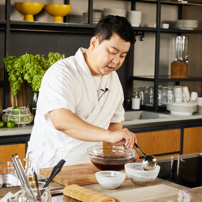그릇에 메밀면을 담고 라임을 올려 주세요. 차갑게 식힌 육수를 부어 완성해 주세요.
(tip. 메밀면 대신 국수나 우동면 등을 넣어도 좋아요)