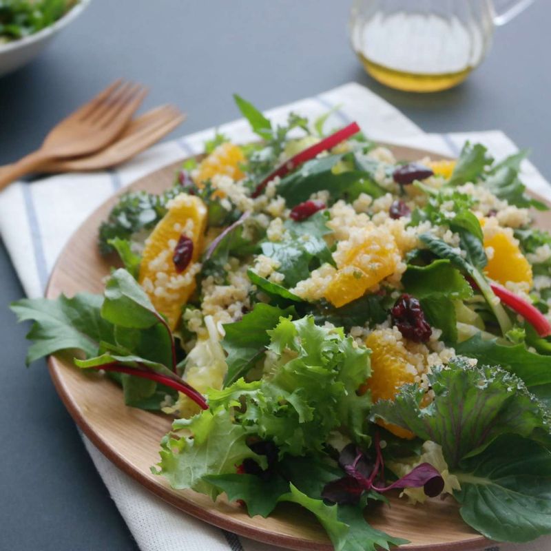 드레싱용 오렌지즙에 나머지 드레싱 재료를 넣고 고루 섞어주세요.
접시에 샐러드용 채소와 오렌지를 담은 후 퀴노아와 건크랜베리를 곁들이고 먹기 전에 드레싱을 뿌려주세요.