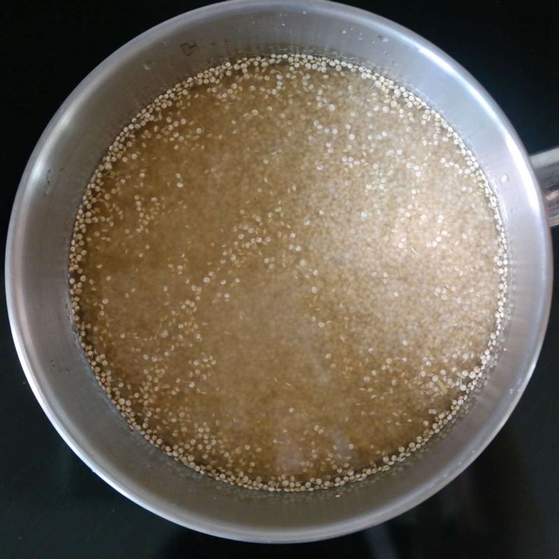 냄비에 퀴노아와 물 2컵을 넣고 가열해 보글보글 끓어오르면 약불로 줄여 15분간 더 끓여주세요. 불을 끄고 뚜껑을 덮은 상태로 5분간 두고 속까지 익혀주세요.