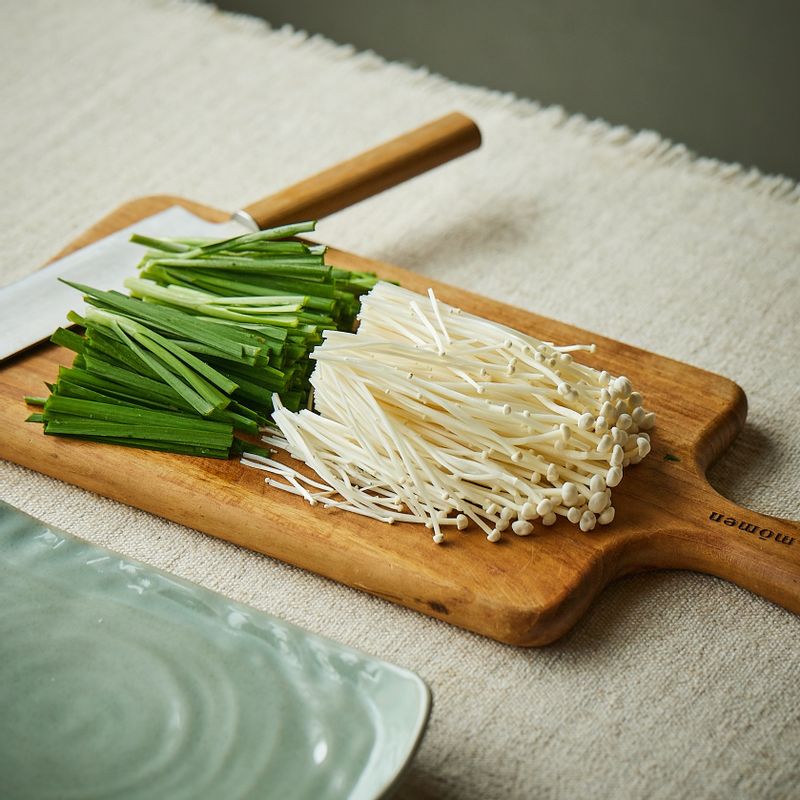 부추는 깨끗이 씻어 7cm 길이로 자르고, 팽이버섯은 밑동을 잘라주세요.