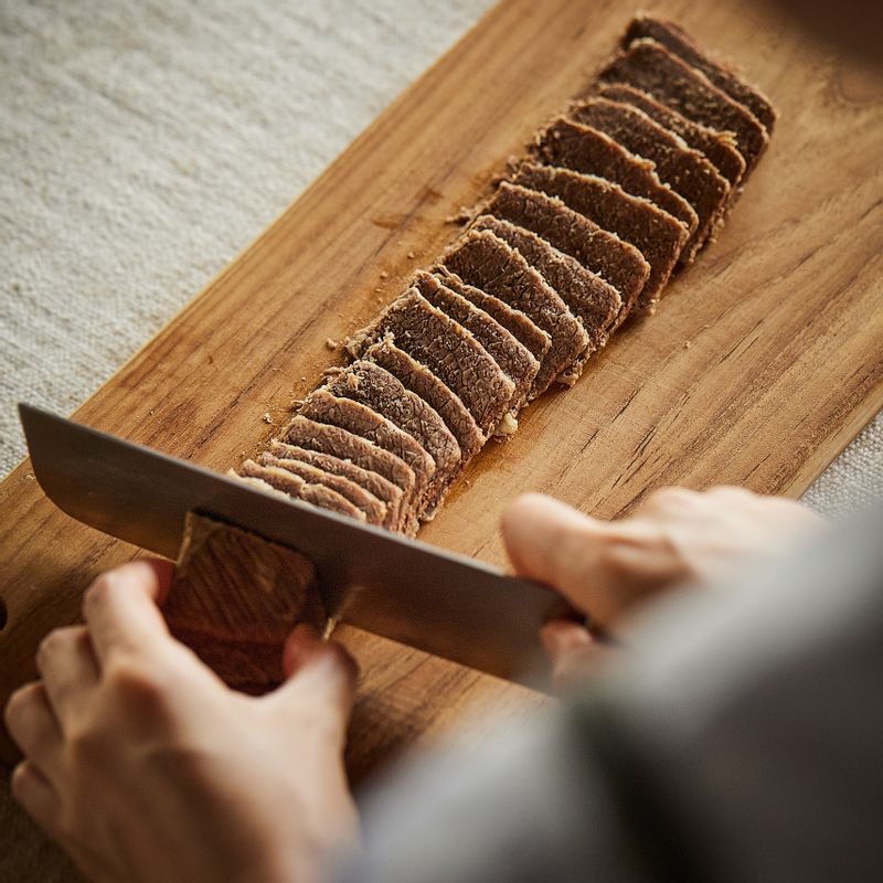 양지를 얇게 편으로 썰어주세요.